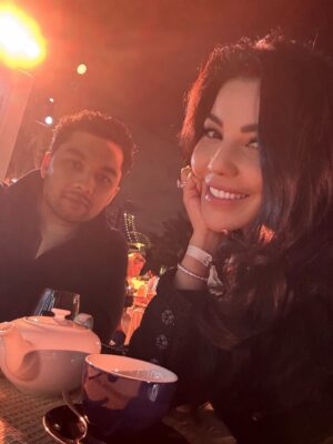 Shahzoda Instagram - Фейерверки были громкие,
а вечер тихо счастливый.
Так и встретили Новый год с сыновьями ❤️❤️ #Алхамдулиллах🕊️