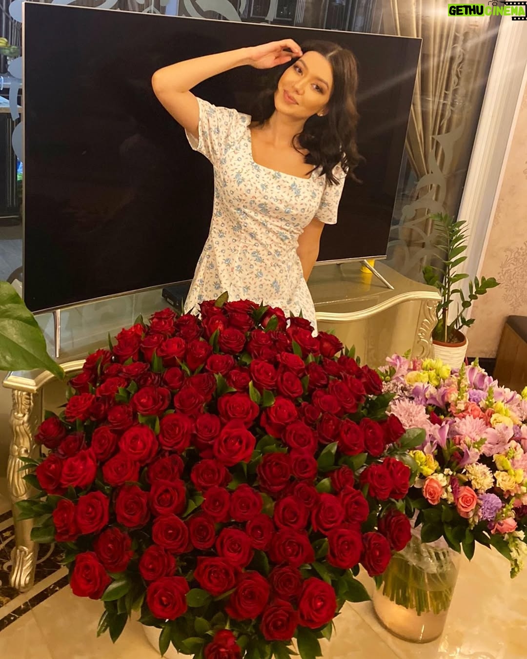 Shahzoda Matchanova - 37.6K Likes - - Все относительно. 
- Относительно чего?
- Отношений. 
- И в чем там секрет?
- Закон крепких отношений прост: мужчина должен действовать, женщина вдохновлять. (с)

🤪