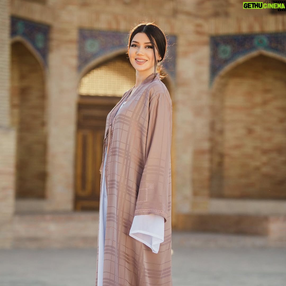 Shahzoda Matchanova - 41.3K Likes - Скоро Новый год 😂
Dress by @bek_dubay_abaya_uz 
Photo by @isfandiyor