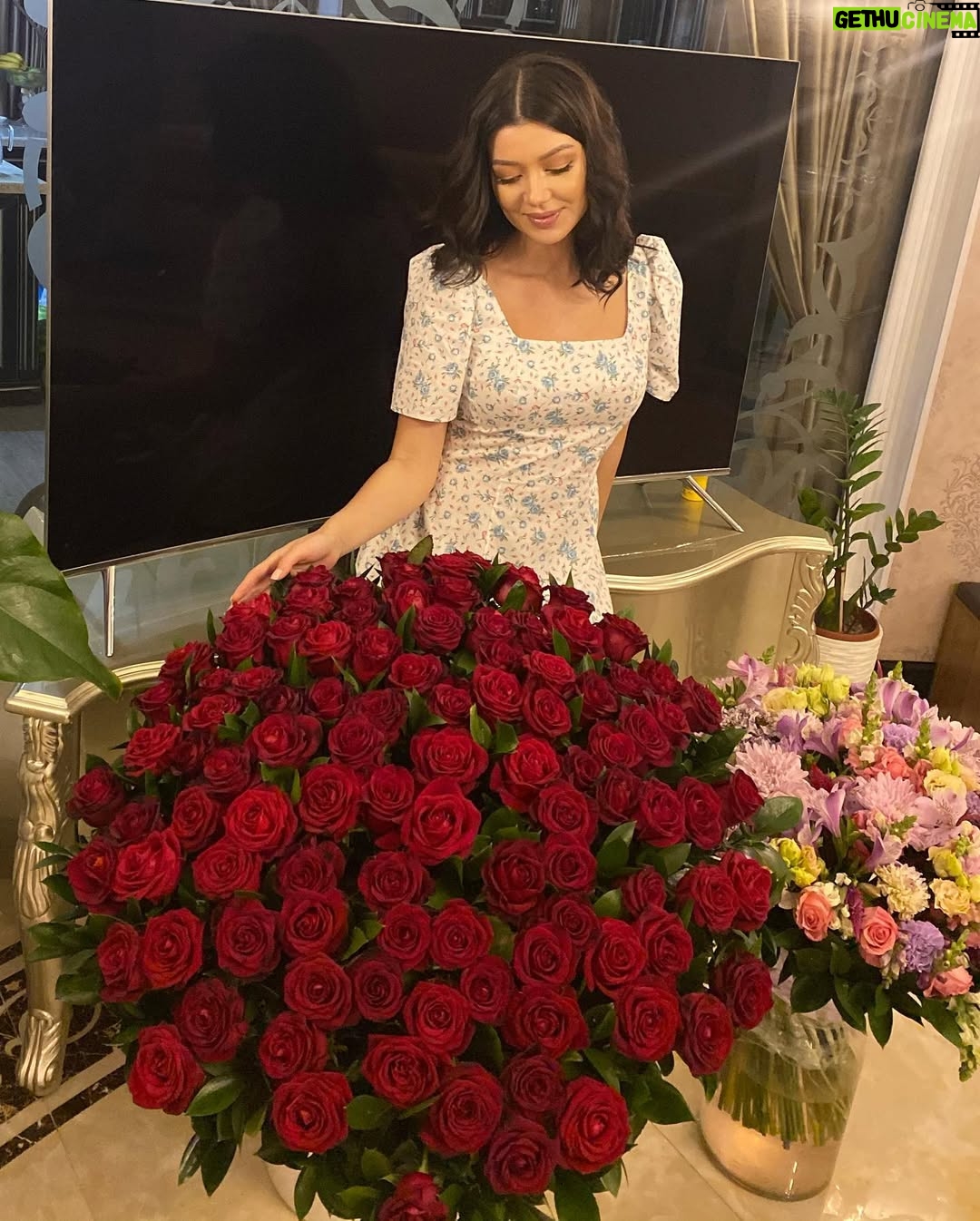 Shahzoda Matchanova - 37.6K Likes - - Все относительно. 
- Относительно чего?
- Отношений. 
- И в чем там секрет?
- Закон крепких отношений прост: мужчина должен действовать, женщина вдохновлять. (с)

🤪