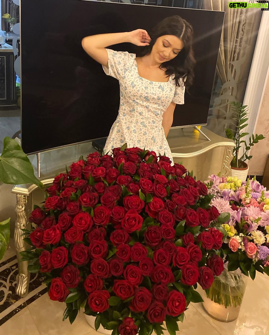 Shahzoda Matchanova - 37.6K Likes - - Все относительно. 
- Относительно чего?
- Отношений. 
- И в чем там секрет?
- Закон крепких отношений прост: мужчина должен действовать, женщина вдохновлять. (с)

🤪