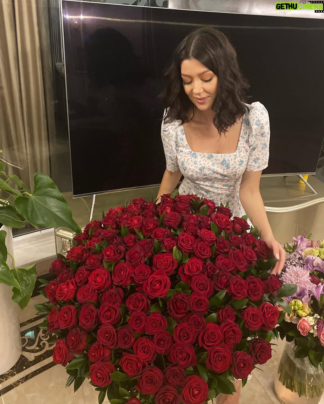 Shahzoda Matchanova - 37.6K Likes - - Все относительно. 
- Относительно чего?
- Отношений. 
- И в чем там секрет?
- Закон крепких отношений прост: мужчина должен действовать, женщина вдохновлять. (с)

🤪