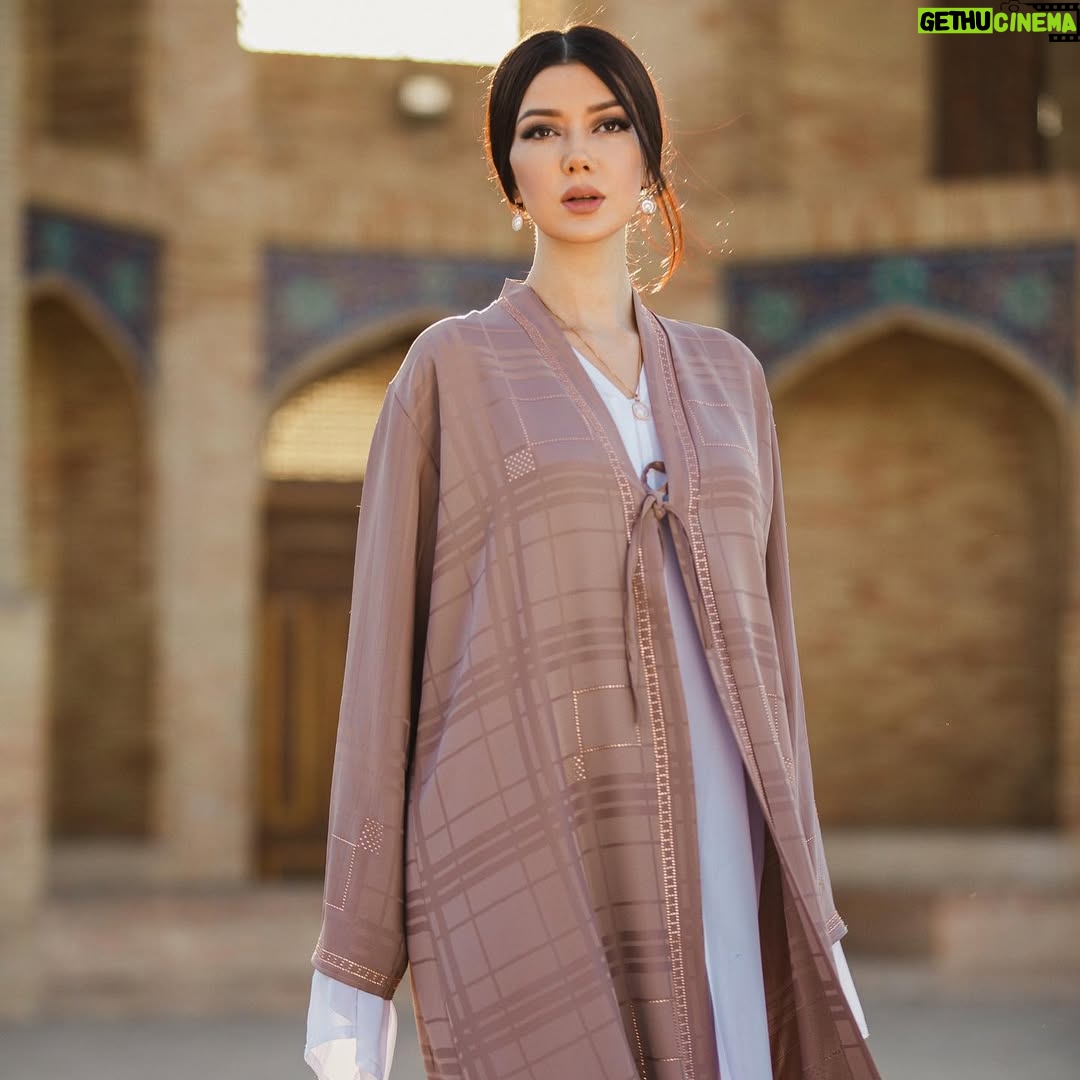 Shahzoda Matchanova - 41.3K Likes - Скоро Новый год 😂
Dress by @bek_dubay_abaya_uz 
Photo by @isfandiyor