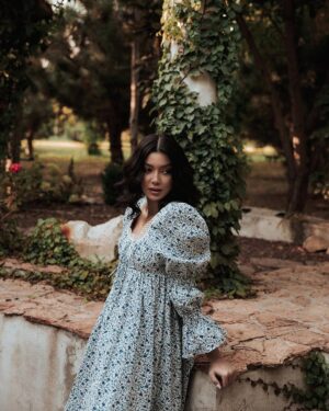 Shahzoda Matchanova Instagram - Я люблю тебя осень очень очень!🍁 и тебя ❤️очень очень!🥰
Мечтала все лето об Италии, но современные реалии дали о себе знать... 
Спасибо за маленькую «Тоскану» @veronica_yatsina 🥰 как же все там прекрасно!😍 
Люблю поэтичные фотографии... а вы? 
Художник всей этой красоты и автор идеи «Маленькая Тоскана» в Узбекистане @veronica_yatsina ❤️😘
Знаю, будете спрашивать про платье. Это все @dee_usmanova ❤️😘