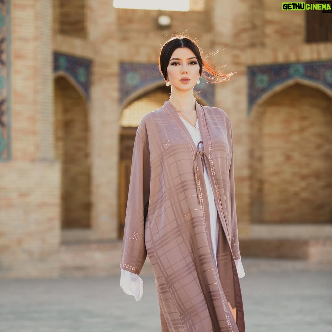 Shahzoda Matchanova - 41.3K Likes - Скоро Новый год 😂
Dress by @bek_dubay_abaya_uz 
Photo by @isfandiyor