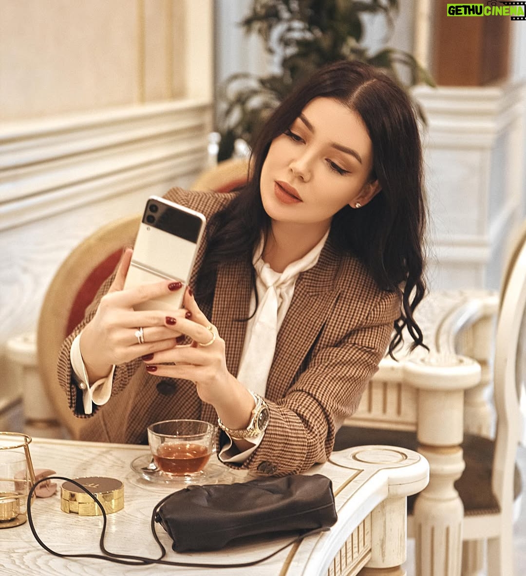 Shahzoda Matchanova - 62.9K Likes - Люблю время проведённое наедине с собой. 
Выпить чашку чая в кафе, прогуляться, сходить в кино, понаблюдать за людьми, сделать удачное сэлфи на новый телефон🌝и в мелочах есть своя прелесть😍 правда?