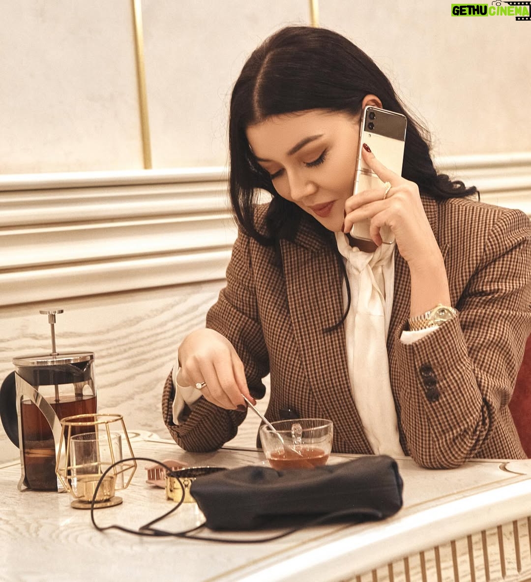 Shahzoda Matchanova - 62.9K Likes - Люблю время проведённое наедине с собой. 
Выпить чашку чая в кафе, прогуляться, сходить в кино, понаблюдать за людьми, сделать удачное сэлфи на новый телефон🌝и в мелочах есть своя прелесть😍 правда?