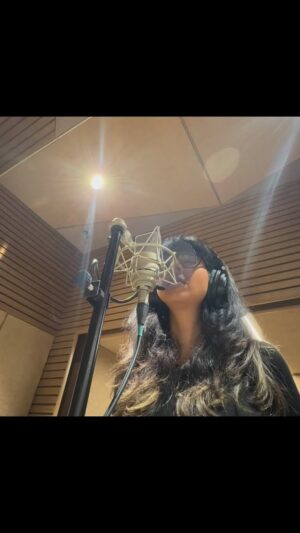 Shakthisree Gopalan Instagram - Big thanks to @prabhakaranjustin and @akhilsathyan for roping me in to sing this absolutely beautiful song penned by @manumanjith_s 🤍 There’s a Kutti surprise at the end 🙃 i had a ball of a time lending my voice and dubbing for the character of Saadhya played by @preity_mukhundhan - big thanks to @akhilsathyan for giving me this opportunity!✨some bts shots with the team from the recording studio in Chennai and the dubbing studio in Kochi :) Best wishes to @riyashibu_ @nivinpaulyactor @preity_mukhundhan and @ajuvarghese Huge congrats to the whole team of @sarvammaya_movie :) #delulusong #puthumazha #newsongalert #malayalam
