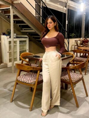 Shalini Mahhall Instagram - “Serving looks, lights, and a little latte attitude ☕✨🤎”
#shalinimahhall #entertainer #superstar