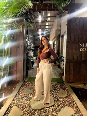 Shalini Mahhall Instagram - “Serving looks, lights, and a little latte attitude ☕✨🤎”
#shalinimahhall #entertainer #superstar
