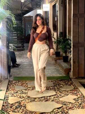 Shalini Mahhall Instagram - “Serving looks, lights, and a little latte attitude ☕✨🤎”
#shalinimahhall #entertainer #superstar