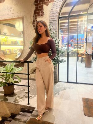 Shalini Mahhall Instagram - “Serving looks, lights, and a little latte attitude ☕✨🤎”
#shalinimahhall #entertainer #superstar