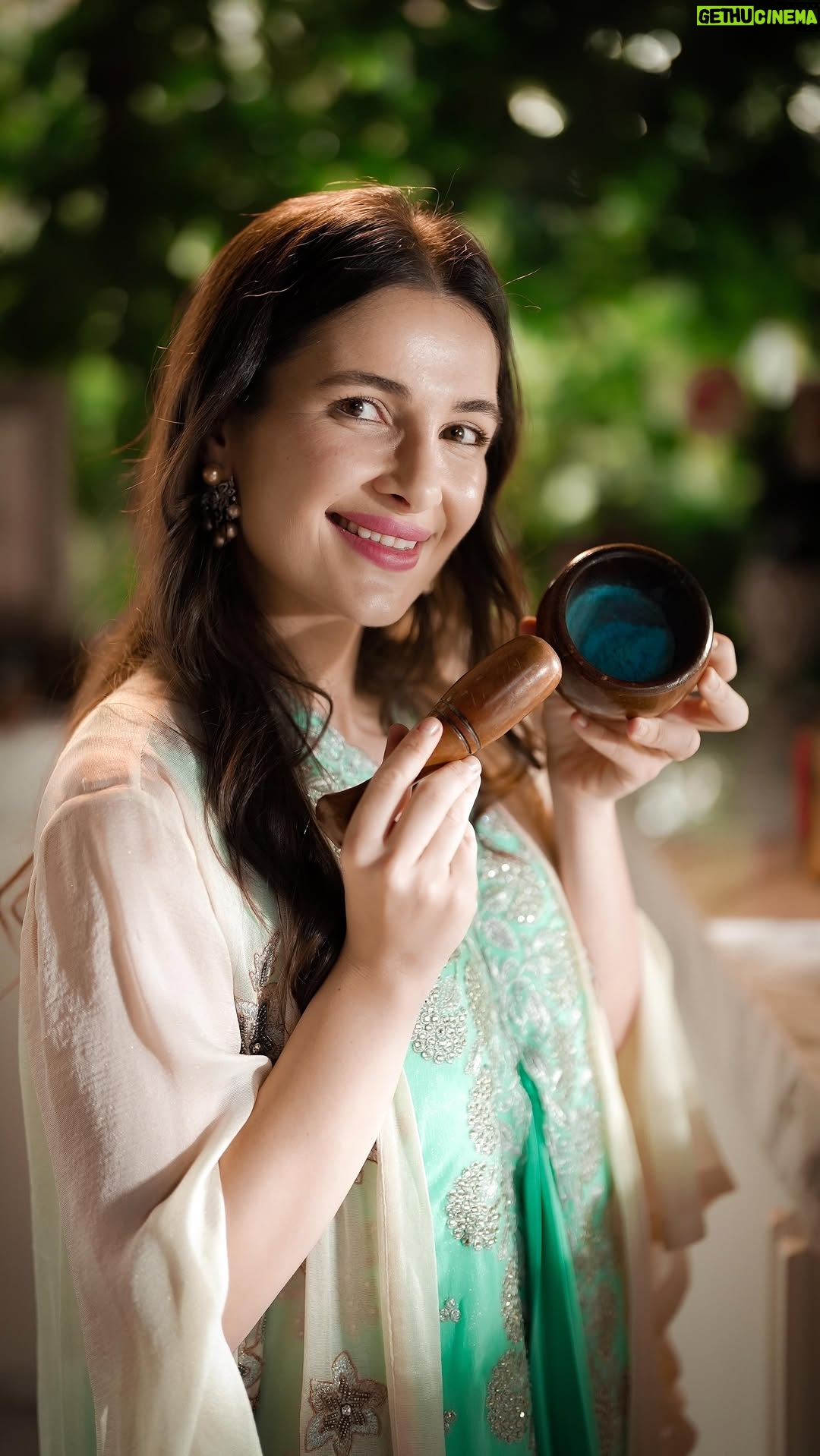 Sham Al Dahabi - 65.2K Likes - Who knew this little blue powder could do so much? 💙 Moroccan Nila has been a beauty secret for generations, today we’re sharing our favorite DIY recipe to get that smooth, even-toned glow. It’s simple, natural, and honestly feels like a spa day at home!

مين كان يتوقّع إنو البودرة الزرقا تعمل كل الفرق دا؟ 💙 النيلا المغربيّة سرّ من أسرار الجمال القديمة، والنهاردة هنشارك معاكوا خلطة ال DIY 
المفضّلة عندنا لبشرة ناعمة وموحّدة. طبيعيّة، سهلة
