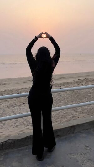 Shameen Khan Instagram - “Last week, the sunset listened to our conversations and kept our secrets.” 
.
beauty beach winter ❄️
#trendingreels #fyp #viral  #love #instagram