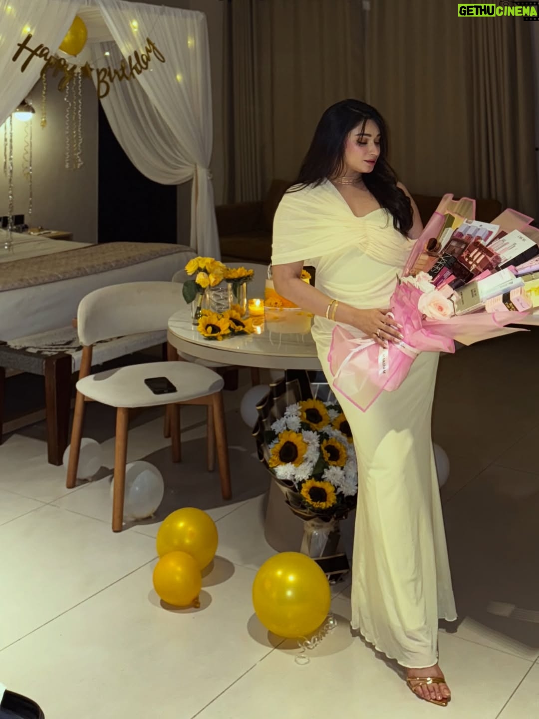 Shameen Khan - 12.5K Likes - “𝓐𝓷𝓸𝓽𝓱𝓮𝓻 𝔂𝓮𝓪𝓻 𝓽𝓸 𝓽𝓱𝓮 𝓵𝓲𝓯𝓮.” 🥂 
.
.
#birthdaywishes #birthday #instagram #love
.
.
Yellow is my colour 💛