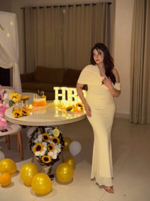 Shameen Khan Instagram - “𝓐𝓷𝓸𝓽𝓱𝓮𝓻 𝔂𝓮𝓪𝓻 𝓽𝓸 𝓽𝓱𝓮 𝓵𝓲𝓯𝓮.” 🥂 
.
.
#birthdaywishes #birthday #instagram #love
.
.
Yellow is my colour 💛