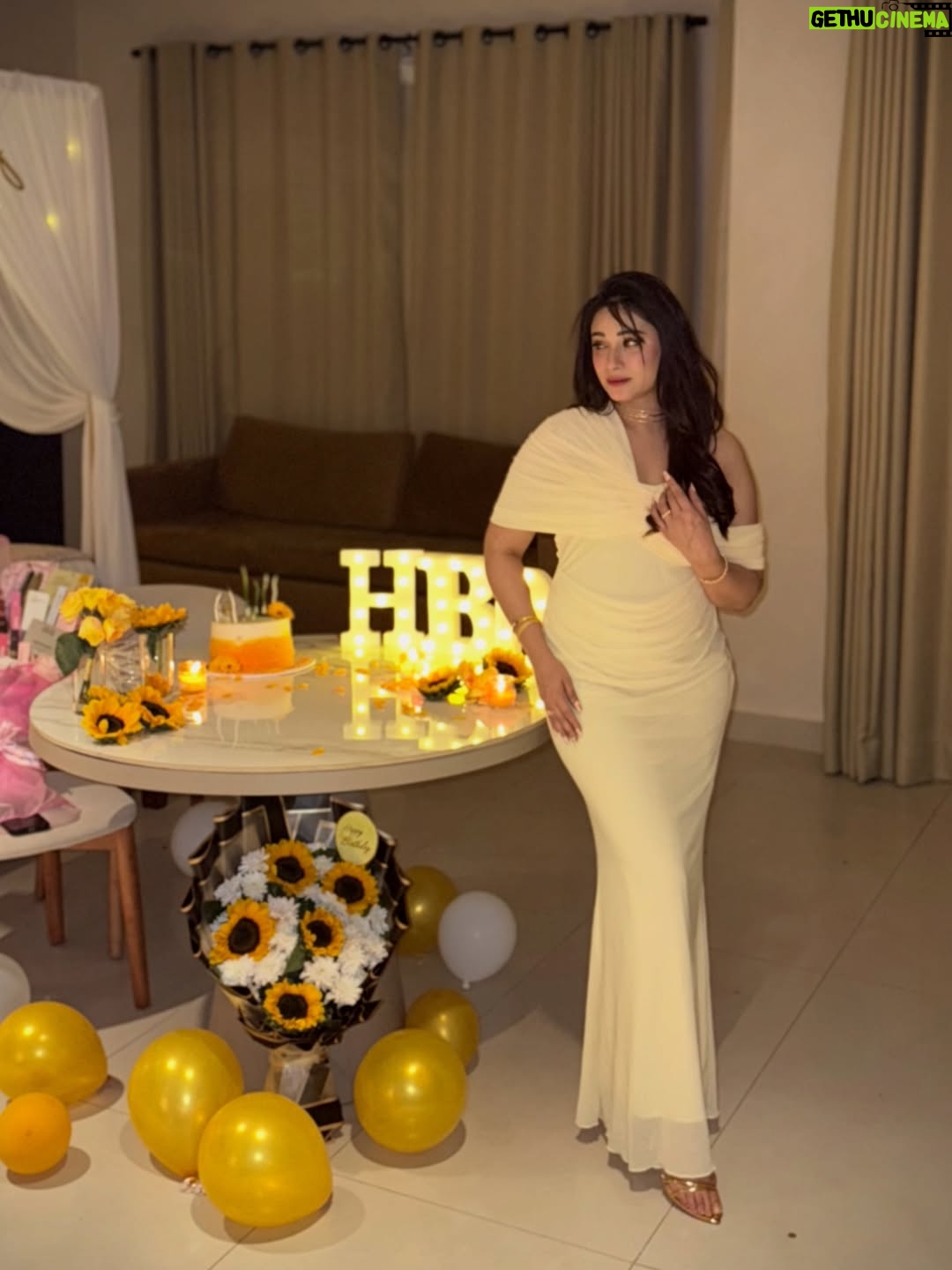 Shameen Khan - 12.5K Likes - “𝓐𝓷𝓸𝓽𝓱𝓮𝓻 𝔂𝓮𝓪𝓻 𝓽𝓸 𝓽𝓱𝓮 𝓵𝓲𝓯𝓮.” 🥂 
.
.
#birthdaywishes #birthday #instagram #love
.
.
Yellow is my colour 💛