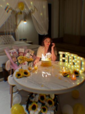 Shameen Khan Instagram - “𝓐𝓷𝓸𝓽𝓱𝓮𝓻 𝔂𝓮𝓪𝓻 𝓽𝓸 𝓽𝓱𝓮 𝓵𝓲𝓯𝓮.” 🥂 
.
.
#birthdaywishes #birthday #instagram #love
.
.
Yellow is my colour 💛