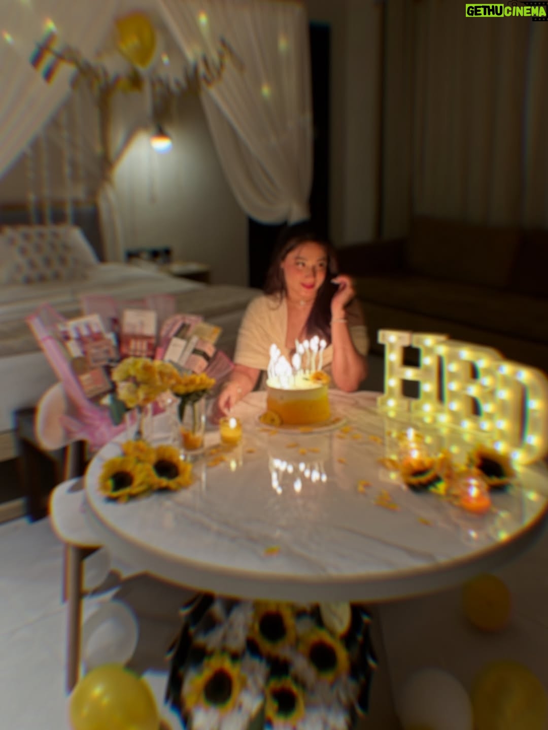 Shameen Khan - 12.5K Likes - “𝓐𝓷𝓸𝓽𝓱𝓮𝓻 𝔂𝓮𝓪𝓻 𝓽𝓸 𝓽𝓱𝓮 𝓵𝓲𝓯𝓮.” 🥂 
.
.
#birthdaywishes #birthday #instagram #love
.
.
Yellow is my colour 💛