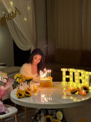 Shameen Khan Instagram - “𝓐𝓷𝓸𝓽𝓱𝓮𝓻 𝔂𝓮𝓪𝓻 𝓽𝓸 𝓽𝓱𝓮 𝓵𝓲𝓯𝓮.” 🥂 
.
.
#birthdaywishes #birthday #instagram #love
.
.
Yellow is my colour 💛