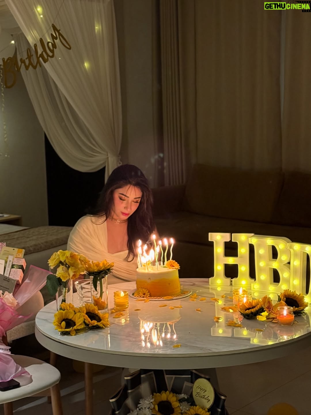 Shameen Khan - 12.5K Likes - “𝓐𝓷𝓸𝓽𝓱𝓮𝓻 𝔂𝓮𝓪𝓻 𝓽𝓸 𝓽𝓱𝓮 𝓵𝓲𝓯𝓮.” 🥂 
.
.
#birthdaywishes #birthday #instagram #love
.
.
Yellow is my colour 💛