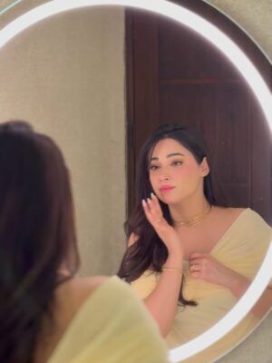 Shameen Khan Instagram - “𝓐𝓷𝓸𝓽𝓱𝓮𝓻 𝔂𝓮𝓪𝓻 𝓽𝓸 𝓽𝓱𝓮 𝓵𝓲𝓯𝓮.” 🥂 
.
.
#birthdaywishes #birthday #instagram #love
.
.
Yellow is my colour 💛