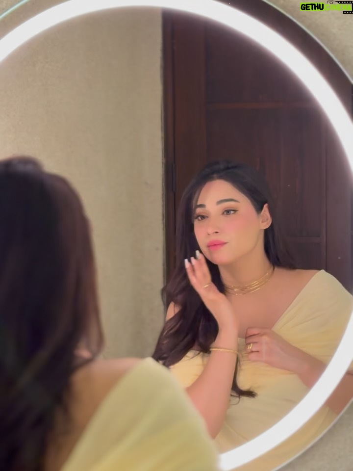 Shameen Khan - 12.5K Likes - “𝓐𝓷𝓸𝓽𝓱𝓮𝓻 𝔂𝓮𝓪𝓻 𝓽𝓸 𝓽𝓱𝓮 𝓵𝓲𝓯𝓮.” 🥂 
.
.
#birthdaywishes #birthday #instagram #love
.
.
Yellow is my colour 💛
