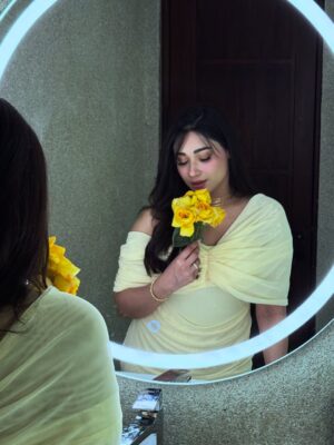 Shameen Khan Instagram - “𝓐𝓷𝓸𝓽𝓱𝓮𝓻 𝔂𝓮𝓪𝓻 𝓽𝓸 𝓽𝓱𝓮 𝓵𝓲𝓯𝓮.” 🥂 
.
.
#birthdaywishes #birthday #instagram #love
.
.
Yellow is my colour 💛