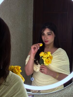 Shameen Khan Instagram - “𝓐𝓷𝓸𝓽𝓱𝓮𝓻 𝔂𝓮𝓪𝓻 𝓽𝓸 𝓽𝓱𝓮 𝓵𝓲𝓯𝓮.” 🥂 
.
.
#birthdaywishes #birthday #instagram #love
.
.
Yellow is my colour 💛