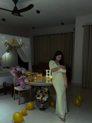 Shameen Khan Instagram - “𝓐𝓷𝓸𝓽𝓱𝓮𝓻 𝔂𝓮𝓪𝓻 𝓽𝓸 𝓽𝓱𝓮 𝓵𝓲𝓯𝓮.” 🥂 
.
.
#birthdaywishes #birthday #instagram #love
.
.
Yellow is my colour 💛
