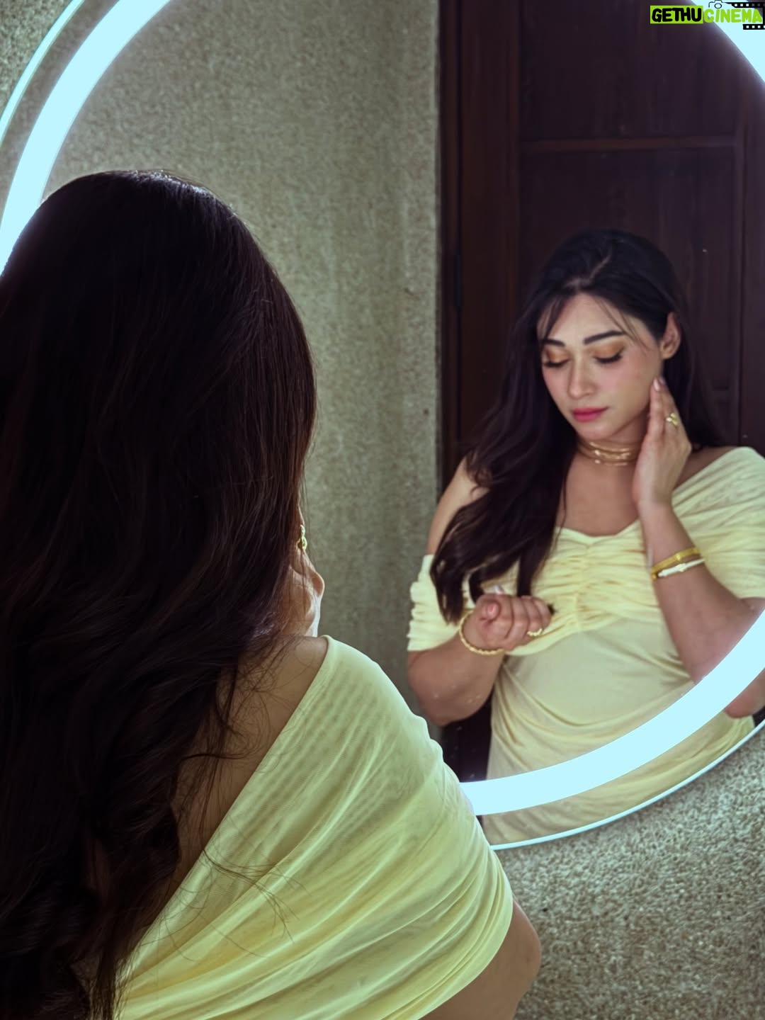 Shameen Khan - 12.5K Likes - “𝓐𝓷𝓸𝓽𝓱𝓮𝓻 𝔂𝓮𝓪𝓻 𝓽𝓸 𝓽𝓱𝓮 𝓵𝓲𝓯𝓮.” 🥂 
.
.
#birthdaywishes #birthday #instagram #love
.
.
Yellow is my colour 💛