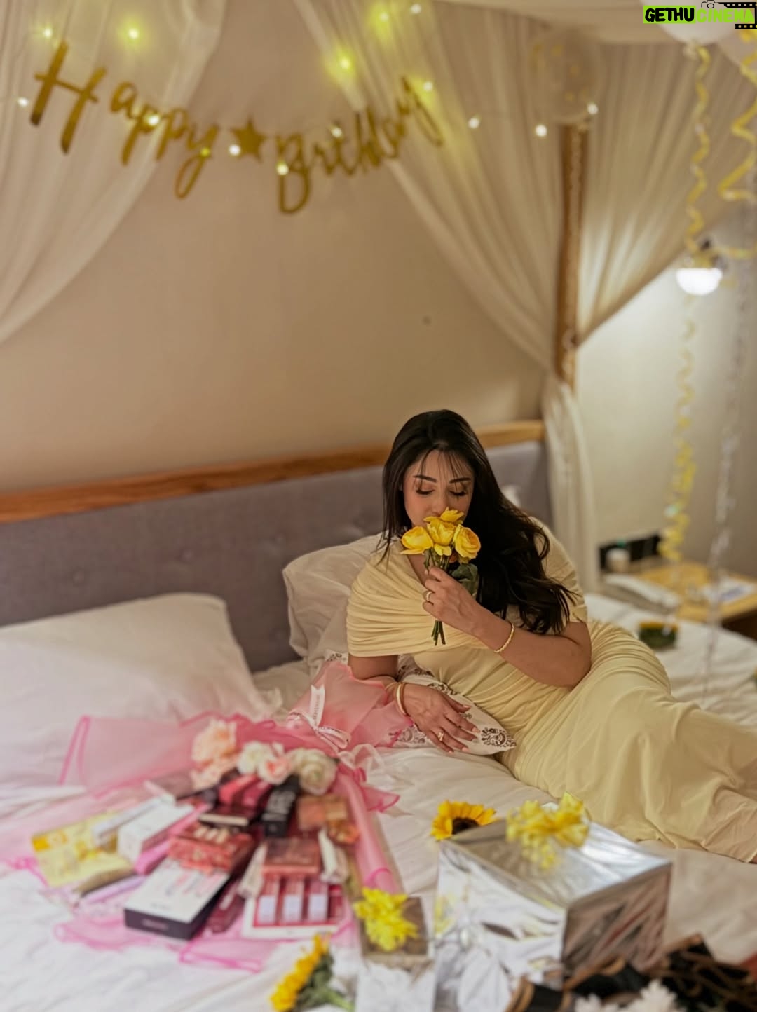 Shameen Khan - 12.5K Likes - “𝓐𝓷𝓸𝓽𝓱𝓮𝓻 𝔂𝓮𝓪𝓻 𝓽𝓸 𝓽𝓱𝓮 𝓵𝓲𝓯𝓮.” 🥂 
.
.
#birthdaywishes #birthday #instagram #love
.
.
Yellow is my colour 💛