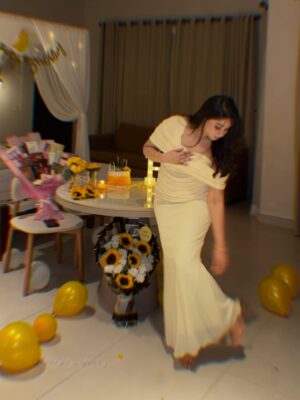 Shameen Khan Instagram - “𝓐𝓷𝓸𝓽𝓱𝓮𝓻 𝔂𝓮𝓪𝓻 𝓽𝓸 𝓽𝓱𝓮 𝓵𝓲𝓯𝓮.” 🥂 
.
.
#birthdaywishes #birthday #instagram #love
.
.
Yellow is my colour 💛