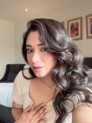 Shameen Khan Instagram - The beauty of genuine charms never fades, it blossoms more vibrantly with time 🌸🫧🦋

.
.
#instagram #love #winters #fyp #beauty #lahore #travel #pakistan #lovemyjob #work #hair #photoftheday