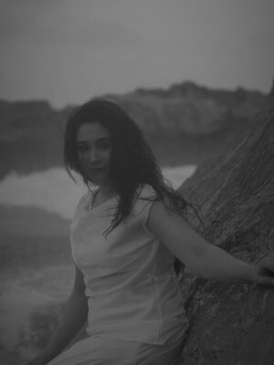 Shameen Khan Instagram - Let peace be your biggest luxury. 🤍
Not every shine comes from spotlight, Some glow from within🕊️🌸

#instagram #love #peaceful #viral #post #divinefeminine #effortlesscharm #luxury #dream #beauty #trend #workworkwork #look #photography #beach