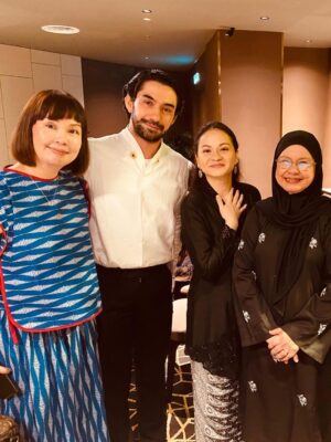 Sharifah Amani Instagram - What a spectacular night ✨ What a beautiful film 🥹
Selalu nya cerita dengan niat yang jujur selalu akan menyentuh penonton dengan mendalam. I knew a filmmaker that made films to entertain her parents 🥹 another made a film for his wife 😍 Pangku is Reza’s love letter to his mother ❤️ It was an honour to have experience it ✨
Such delicate storytelling. Such detailed feelings and nuances expressed so effortlessly. Complimented by extraordinary cinematography from Teoh Gay Hian.
Faham kenapa Pangku won so many awards. Faham kenapa so many people went to watch it and loved it.
There were so many moments that resonated with me, as a mum, as a woman, as a person. Ini antara yang sangat istimewa, antara yang akan diingati sampai bila bila. ✨
Tahniah @officialpilarez you’ve set such a high bar for actors who are aspiring to direct. Terima kasih atas inspirasi. May you be able to tell stories forever dan semoga kami diizinkan berkerjasama satu hari nanti. Mudah mudahan ✨
Buat pemain pemain Pangku, terima kasih atas rasa yang dipinjam. Kewujudan sederhana diberi nafas oleh lakonan luar biasa. Tahniah Sartika @clarestaufan Bayu @shakeelfauziaisy_novitadewi Embak Maya @christinehakimofficial & Hadi @fedinuril It was a treat to spot Abang @lukmansrd too 😍
Filem Pangku sedang tayang di pawagam Malaysia sekarang. Don’t miss your chance to see it on the big screen. You won’t regret it. Janji. ❤️