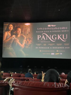 Sharifah Amani Instagram - What a spectacular night ✨ What a beautiful film 🥹
Selalu nya cerita dengan niat yang jujur selalu akan menyentuh penonton dengan mendalam. I knew a filmmaker that made films to entertain her parents 🥹 another made a film for his wife 😍 Pangku is Reza’s love letter to his mother ❤️ It was an honour to have experience it ✨
Such delicate storytelling. Such detailed feelings and nuances expressed so effortlessly. Complimented by extraordinary cinematography from Teoh Gay Hian.
Faham kenapa Pangku won so many awards. Faham kenapa so many people went to watch it and loved it.
There were so many moments that resonated with me, as a mum, as a woman, as a person. Ini antara yang sangat istimewa, antara yang akan diingati sampai bila bila. ✨
Tahniah @officialpilarez you’ve set such a high bar for actors who are aspiring to direct. Terima kasih atas inspirasi. May you be able to tell stories forever dan semoga kami diizinkan berkerjasama satu hari nanti. Mudah mudahan ✨
Buat pemain pemain Pangku, terima kasih atas rasa yang dipinjam. Kewujudan sederhana diberi nafas oleh lakonan luar biasa. Tahniah Sartika @clarestaufan Bayu @shakeelfauziaisy_novitadewi Embak Maya @christinehakimofficial & Hadi @fedinuril It was a treat to spot Abang @lukmansrd too 😍
Filem Pangku sedang tayang di pawagam Malaysia sekarang. Don’t miss your chance to see it on the big screen. You won’t regret it. Janji. ❤️