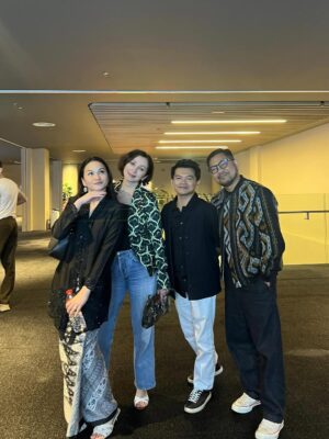 Sharifah Amani Instagram - What a spectacular night ✨ What a beautiful film 🥹
Selalu nya cerita dengan niat yang jujur selalu akan menyentuh penonton dengan mendalam. I knew a filmmaker that made films to entertain her parents 🥹 another made a film for his wife 😍 Pangku is Reza’s love letter to his mother ❤️ It was an honour to have experience it ✨
Such delicate storytelling. Such detailed feelings and nuances expressed so effortlessly. Complimented by extraordinary cinematography from Teoh Gay Hian.
Faham kenapa Pangku won so many awards. Faham kenapa so many people went to watch it and loved it.
There were so many moments that resonated with me, as a mum, as a woman, as a person. Ini antara yang sangat istimewa, antara yang akan diingati sampai bila bila. ✨
Tahniah @officialpilarez you’ve set such a high bar for actors who are aspiring to direct. Terima kasih atas inspirasi. May you be able to tell stories forever dan semoga kami diizinkan berkerjasama satu hari nanti. Mudah mudahan ✨
Buat pemain pemain Pangku, terima kasih atas rasa yang dipinjam. Kewujudan sederhana diberi nafas oleh lakonan luar biasa. Tahniah Sartika @clarestaufan Bayu @shakeelfauziaisy_novitadewi Embak Maya @christinehakimofficial & Hadi @fedinuril It was a treat to spot Abang @lukmansrd too 😍
Filem Pangku sedang tayang di pawagam Malaysia sekarang. Don’t miss your chance to see it on the big screen. You won’t regret it. Janji. ❤️