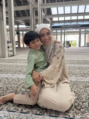 Sharifah Rose Instagram - Aku tidak pernah menjadi ibu,
namun watak Anisah mengajarku
betapa beratnya cinta
yang dipikul tanpa bahu untuk bersandar.
Aku belajar bahawa menjadi ibu sendirian
bukan tentang kekuatan
tetapi tentang tidak pernah diberi pilihan untuk lemah.
#DoaYangTerlindung
