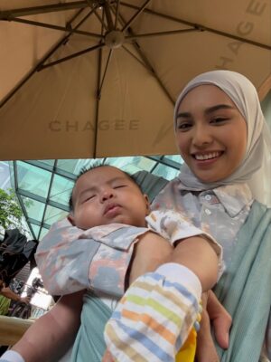 Sharifah Rose Instagram - Aku tidak pernah menjadi ibu,
namun watak Anisah mengajarku
betapa beratnya cinta
yang dipikul tanpa bahu untuk bersandar.
Aku belajar bahawa menjadi ibu sendirian
bukan tentang kekuatan
tetapi tentang tidak pernah diberi pilihan untuk lemah.
#DoaYangTerlindung