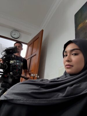 Sharifah Rose Instagram - Aku tidak pernah menjadi ibu,
namun watak Anisah mengajarku
betapa beratnya cinta
yang dipikul tanpa bahu untuk bersandar.
Aku belajar bahawa menjadi ibu sendirian
bukan tentang kekuatan
tetapi tentang tidak pernah diberi pilihan untuk lemah.
#DoaYangTerlindung