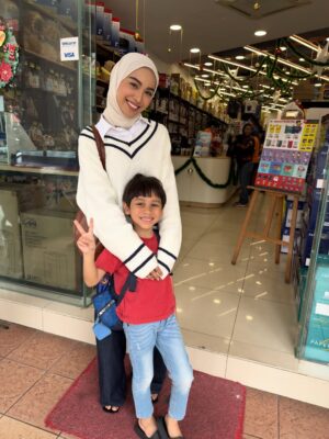 Sharifah Rose Instagram - Aku tidak pernah menjadi ibu,
namun watak Anisah mengajarku
betapa beratnya cinta
yang dipikul tanpa bahu untuk bersandar.
Aku belajar bahawa menjadi ibu sendirian
bukan tentang kekuatan
tetapi tentang tidak pernah diberi pilihan untuk lemah.
#DoaYangTerlindung