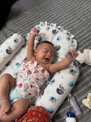 Sharifah Rose Instagram - Aku tidak pernah menjadi ibu,
namun watak Anisah mengajarku
betapa beratnya cinta
yang dipikul tanpa bahu untuk bersandar.
Aku belajar bahawa menjadi ibu sendirian
bukan tentang kekuatan
tetapi tentang tidak pernah diberi pilihan untuk lemah.
#DoaYangTerlindung