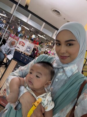 Sharifah Rose Instagram - Aku tidak pernah menjadi ibu,
namun watak Anisah mengajarku
betapa beratnya cinta
yang dipikul tanpa bahu untuk bersandar.
Aku belajar bahawa menjadi ibu sendirian
bukan tentang kekuatan
tetapi tentang tidak pernah diberi pilihan untuk lemah.
#DoaYangTerlindung