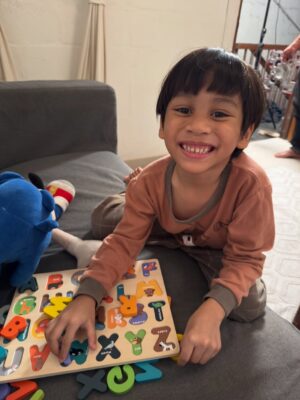 Sharifah Rose Instagram - Aku tidak pernah menjadi ibu,
namun watak Anisah mengajarku
betapa beratnya cinta
yang dipikul tanpa bahu untuk bersandar.
Aku belajar bahawa menjadi ibu sendirian
bukan tentang kekuatan
tetapi tentang tidak pernah diberi pilihan untuk lemah.
#DoaYangTerlindung