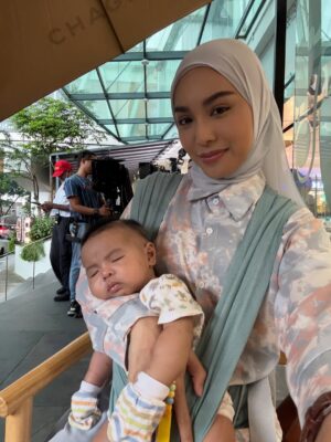 Sharifah Rose Instagram - Aku tidak pernah menjadi ibu,
namun watak Anisah mengajarku
betapa beratnya cinta
yang dipikul tanpa bahu untuk bersandar.
Aku belajar bahawa menjadi ibu sendirian
bukan tentang kekuatan
tetapi tentang tidak pernah diberi pilihan untuk lemah.
#DoaYangTerlindung