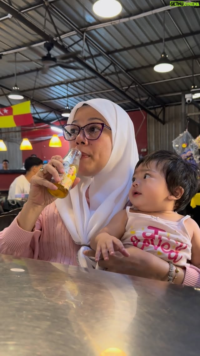 Sharifah Shahirah - 8.2K Likes - Hilang dahaga .. bertenaga ..boleh jugak lembabkan kulit kita yg kertu ni

Beli esok sebab sale sale sale minuman sarang burung no 1 malaysia

Live wow shop di TV3  kul 2 petang 

@fgwalet 
@fgwalet