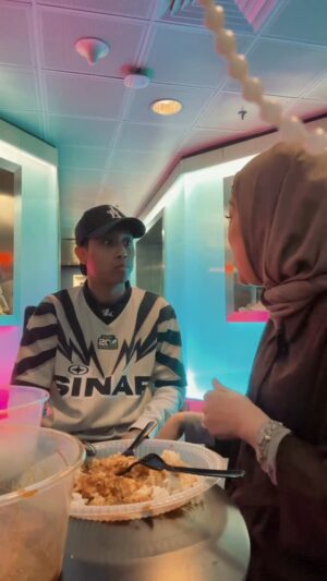 Sharifah Shahirah Instagram - Dulu waktu Ibu ada selalu macam ni. Makan sepinggan sambil bercerita, membawang dan sambil tu tambah-tambah nasi. Bonding ibu & anak gitu. Sekarang Acik @shieraijoy la pulak yang gantikan tempat ibu. Hehe. Pinjam mama kejap eh @auddrazx 😬
