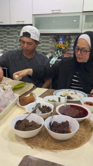 Sharifah Shahirah Instagram - Tahniah kawan kita @farrahadeeba.my  ada kedai nasi lemak sekarang

Lets go sebab sedap lauk lauknya

Nak order boleh je go ig 
@nasilemak.pakman 
@nasilemak.pakman

Panas panas sedapnya