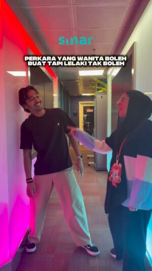 Sharifah Shahirah Instagram - Gigih lah ek @hefnysahad & @putraanuar__ cuba banyak kali tapi kaki masih tak boleh nak gerak 🤣 kalau tak percaya, cuba anda buat di rumah! 

#SINARKongsi #SINARMuzikRetroTerbaik